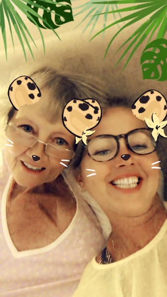 Hanne og mamma leker med filter på snap